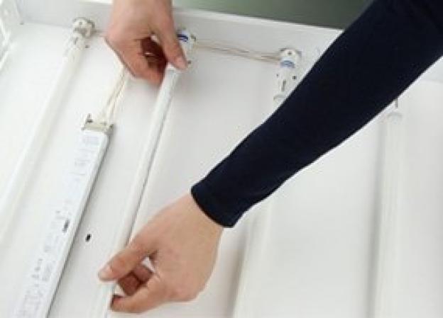 How do I install a TL5 LED tube?